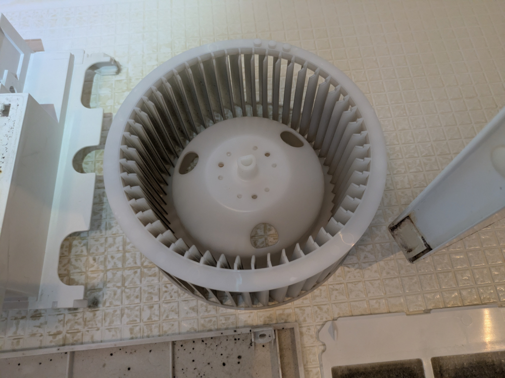 埼玉県白岡市新白岡の浴室・お風呂クリーニングの作業前3