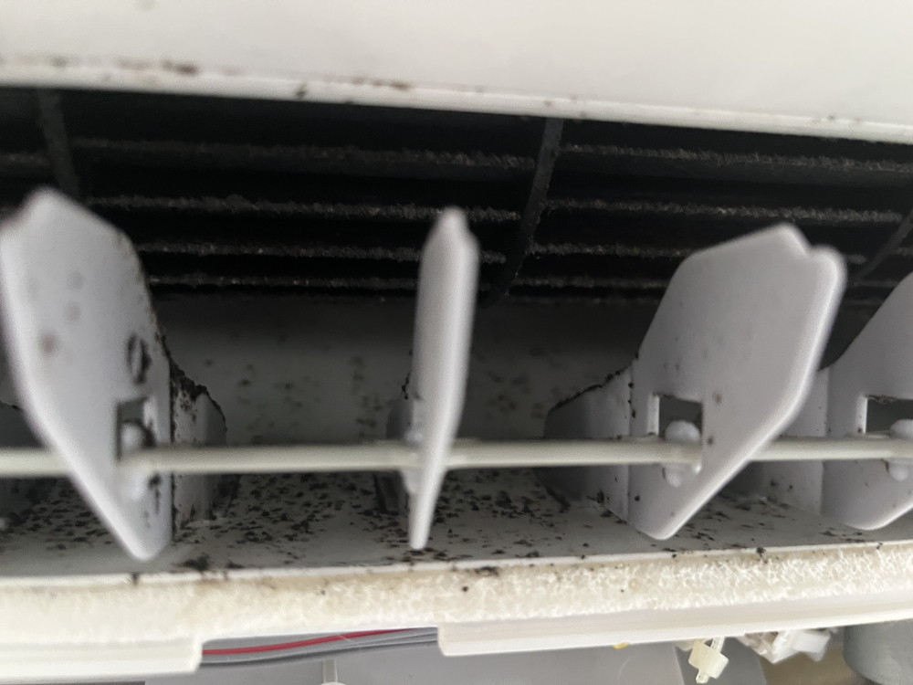 愛知県蒲郡市のお掃除機能付きエアコンの作業前2