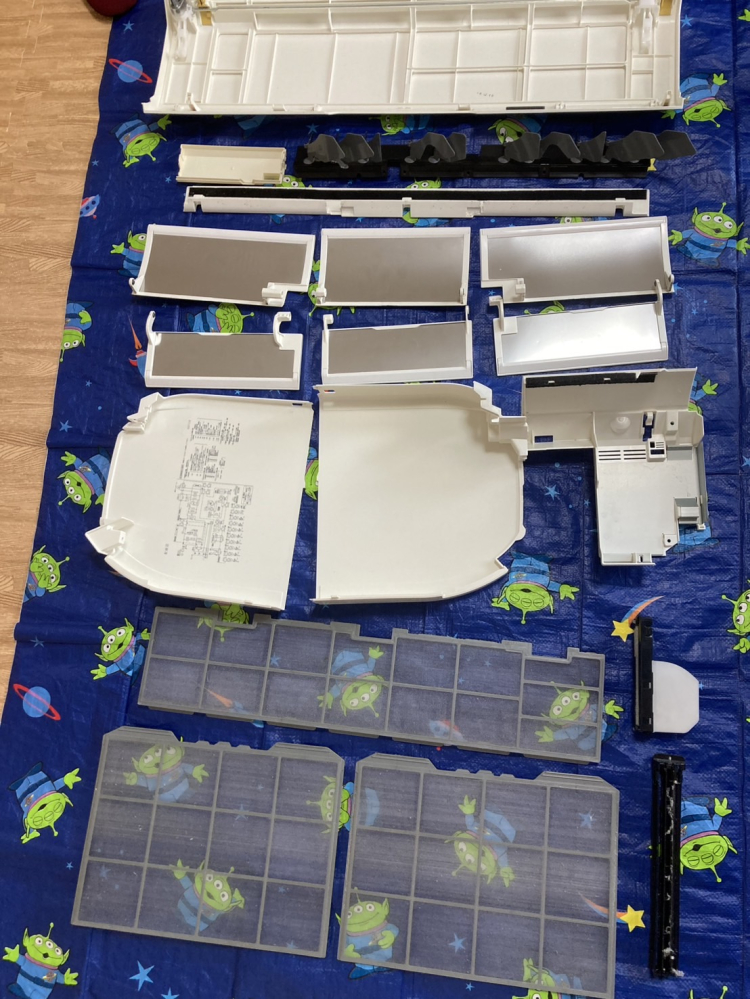 大阪府摂津市千里ヶ丘新町のお掃除機能付きエアコンの作業前2