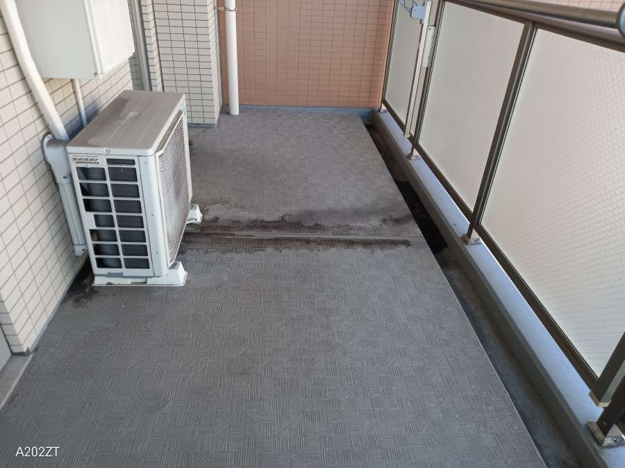 東京都練馬区のベランダ・バルコニークリーニングの作業前1