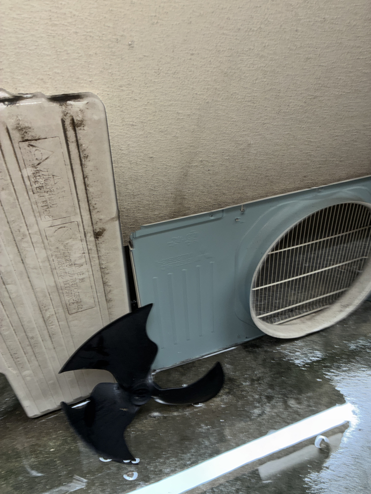 大阪府東大阪市昭和町のお掃除機能付きエアコンの作業前3