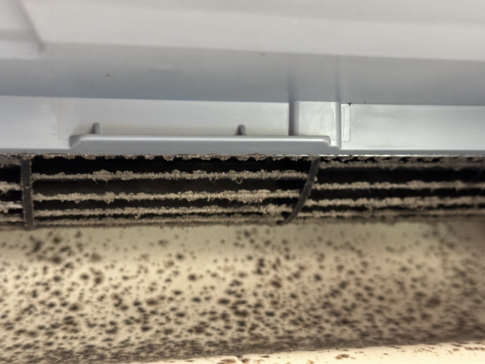 兵庫県加古川市のお掃除機能付きエアコンの作業前1