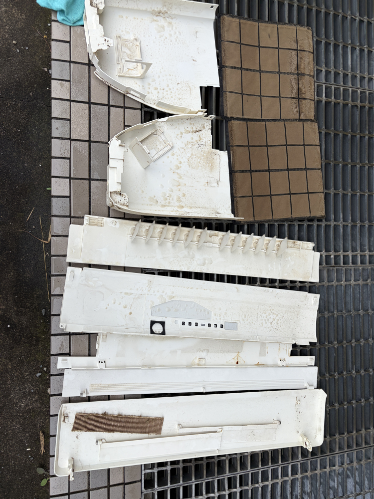 神奈川県横浜市泉区中田南のお掃除機能付きエアコンの作業前1