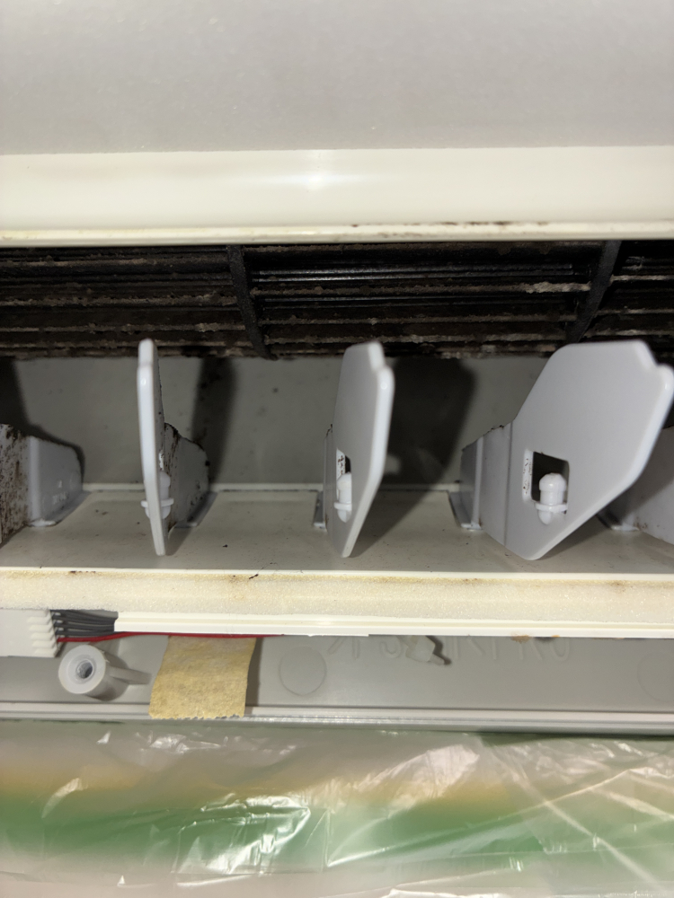 大阪府茨木市上穂積のお掃除機能付きエアコンの作業前1