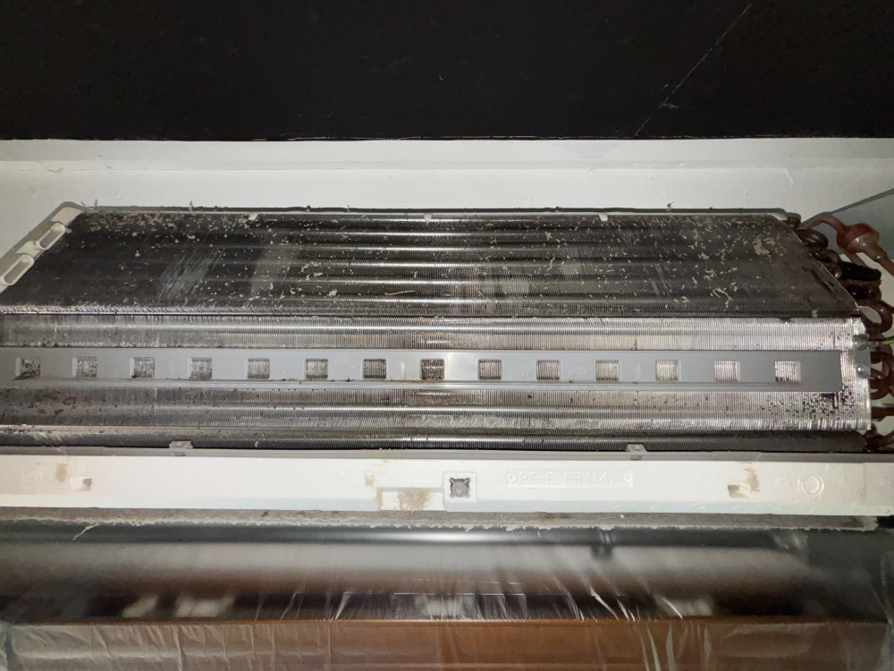 千葉県千葉市美浜区のお掃除機能付きエアコンの作業前1
