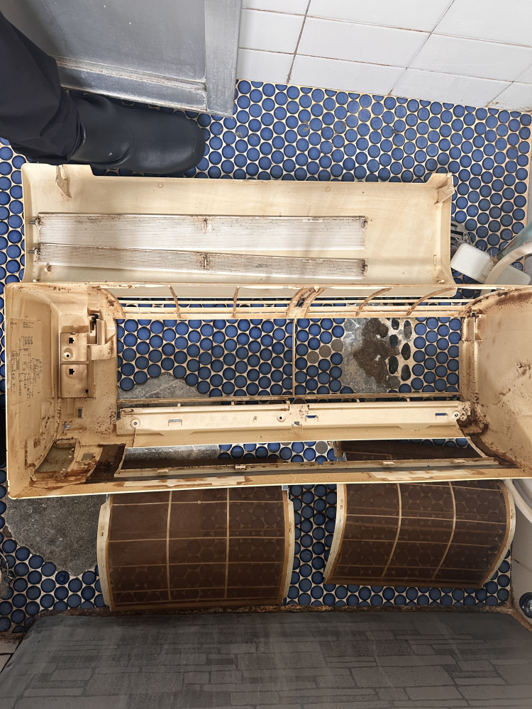 三重県津市の壁掛けエアコンの作業前2