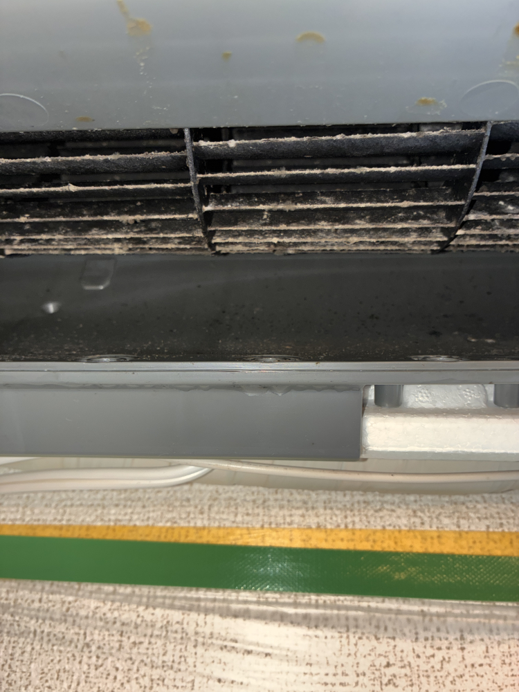 大阪府八尾市東弓削の壁掛けエアコンの作業前1