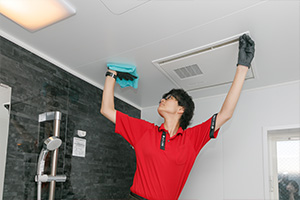 天井を清掃している様子