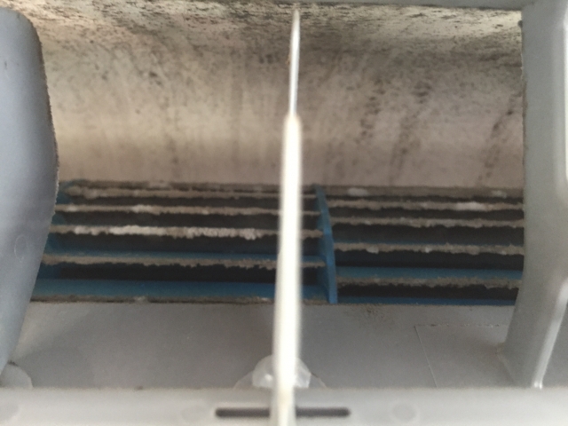 汚れたエアコン内部