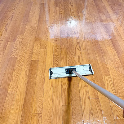 床の保護と美観の維持には表面洗浄清掃が欠かせません