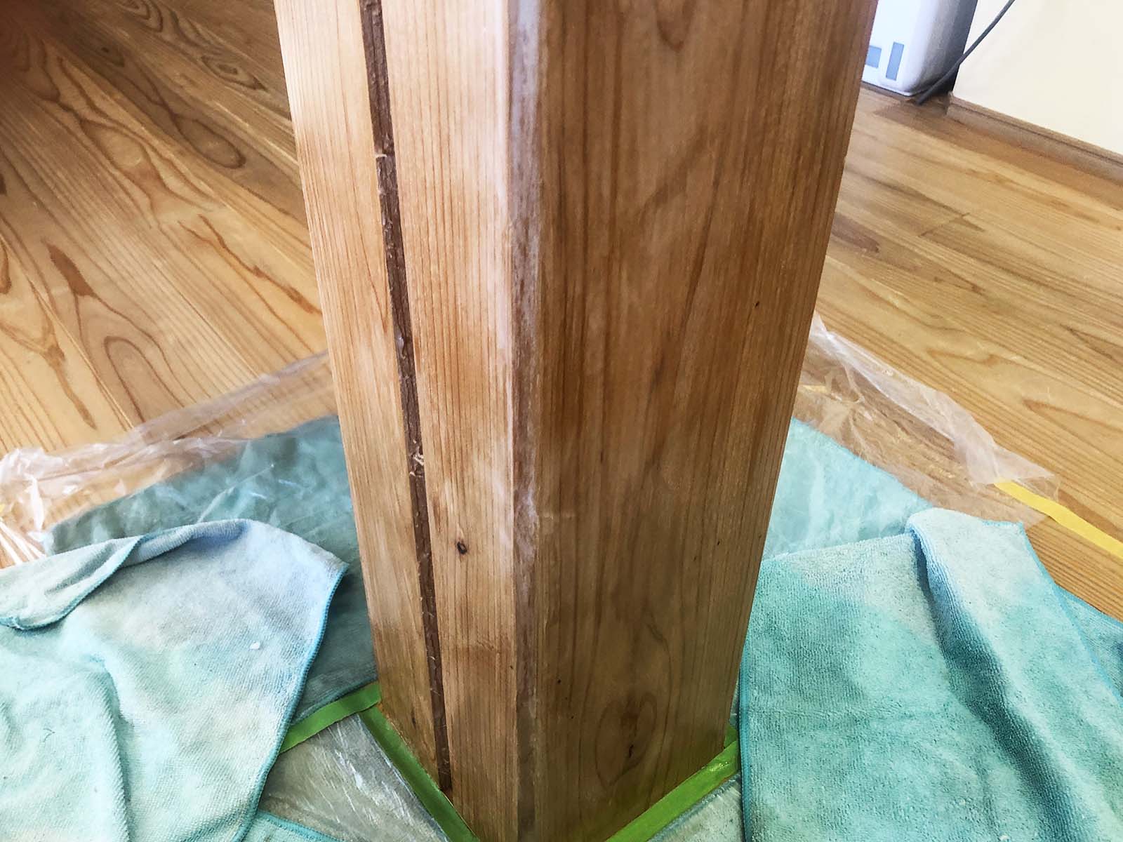 オイルが染みてまだらになった柱